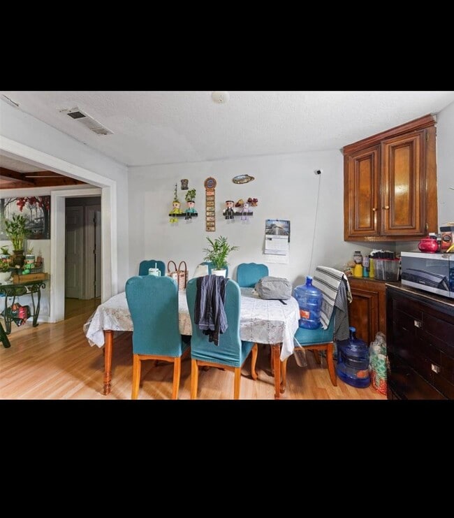 Photo - 8538 Sunderland Rd