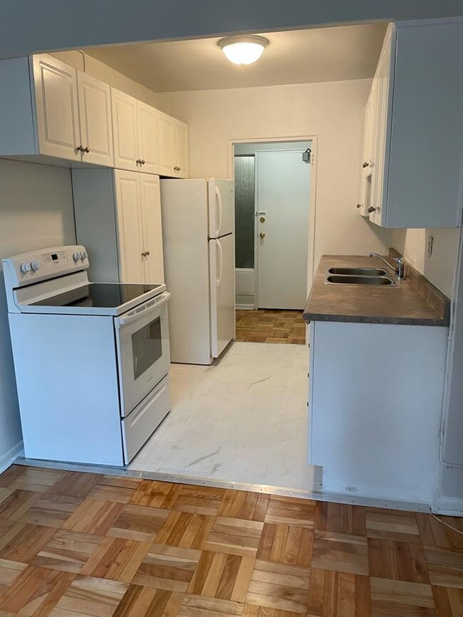 Building Photo - 5 Mallory Gardens Unit 801