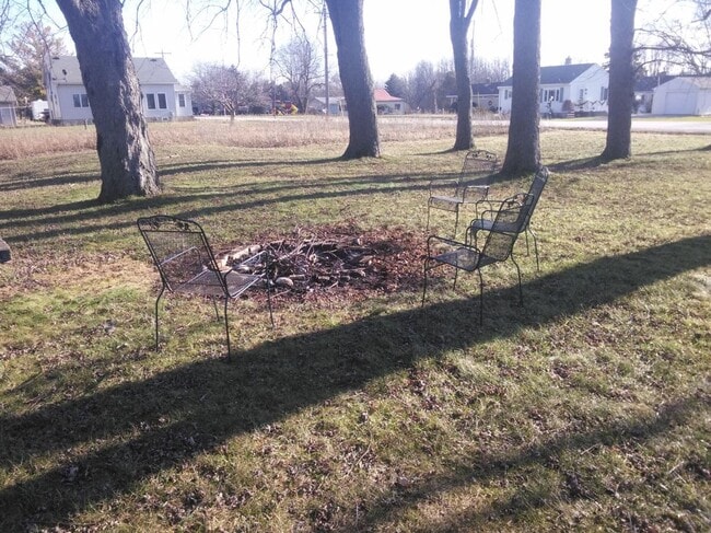 1.5 acre yard - 4130 Clover Rd Unit B