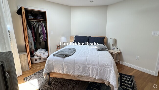 Building Photo - 24 Burnham St Unit 3T Rental