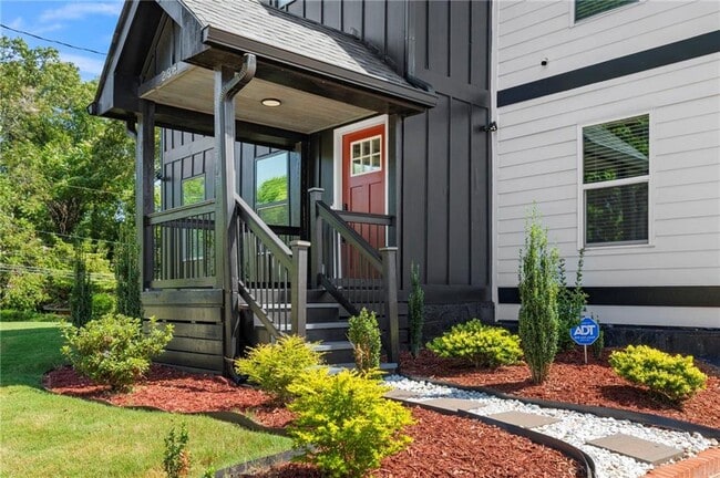 Photo - 298 Roy St SW