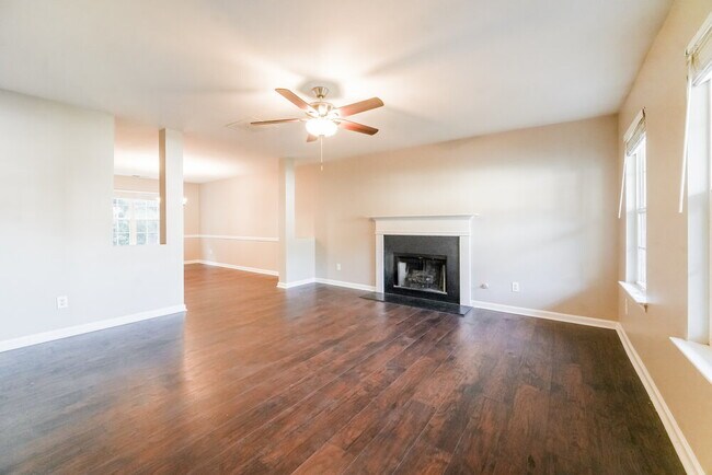 Photo - 208 N Fortune Way