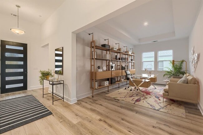 Photo - 300 Alava Wy