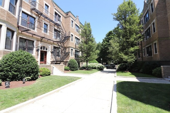 Building Photo - 124 Babcock St Unit 25A