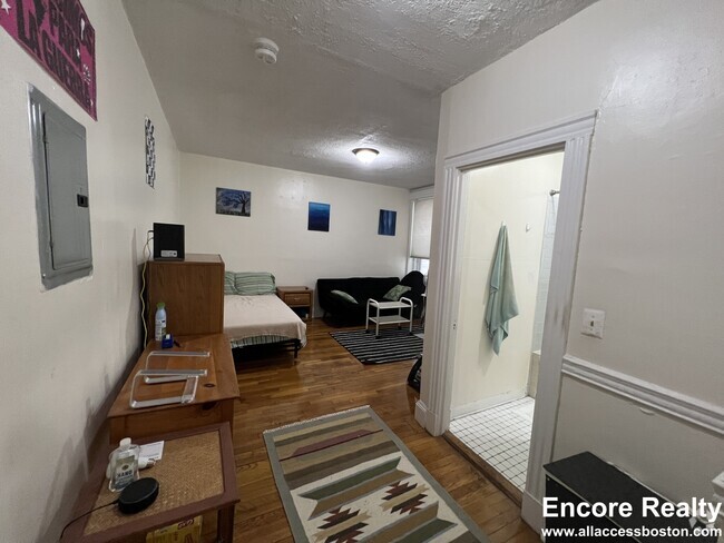 Building Photo - 386 Riverway Unit 3 Rental