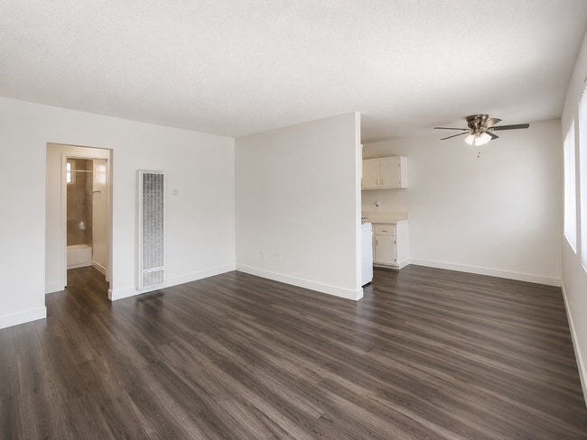 Photo - 14800 Chadron Ave