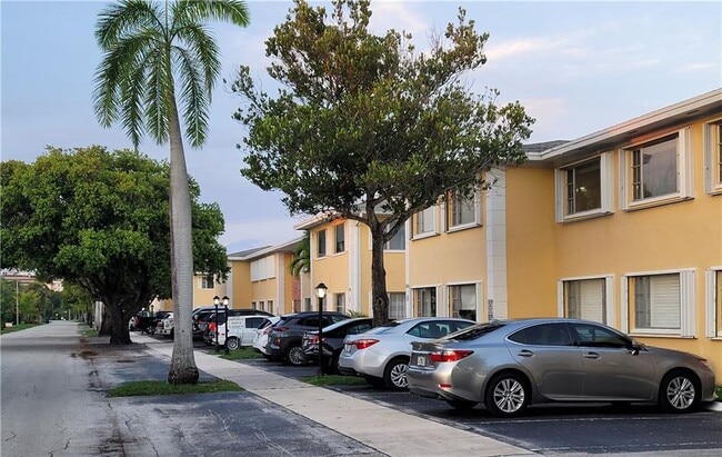 Parking Area (front Of Building And Unit) - 2230 NE 56th Pl Unit 208