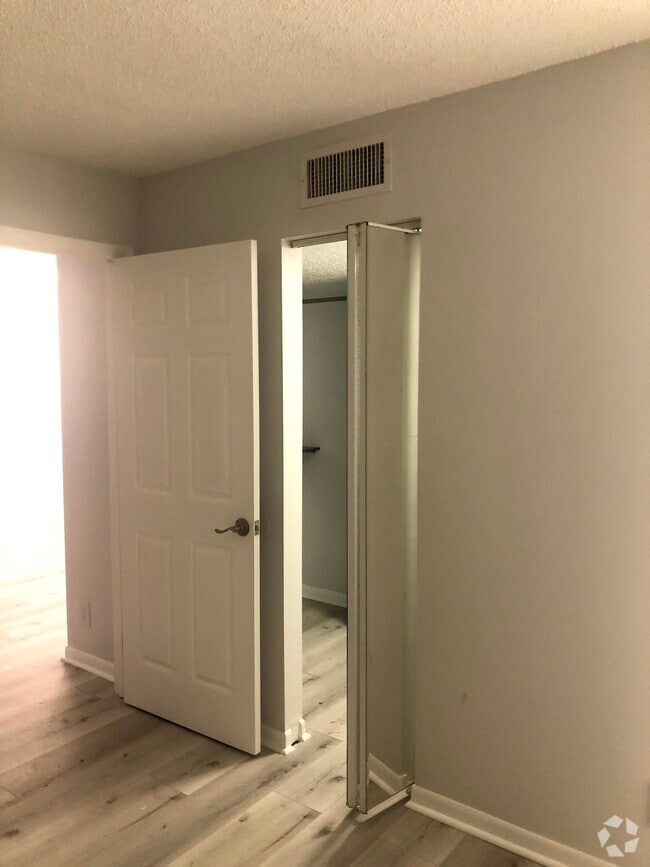 Building Photo - 2825 NW 22nd Ave Unit 205 Rental