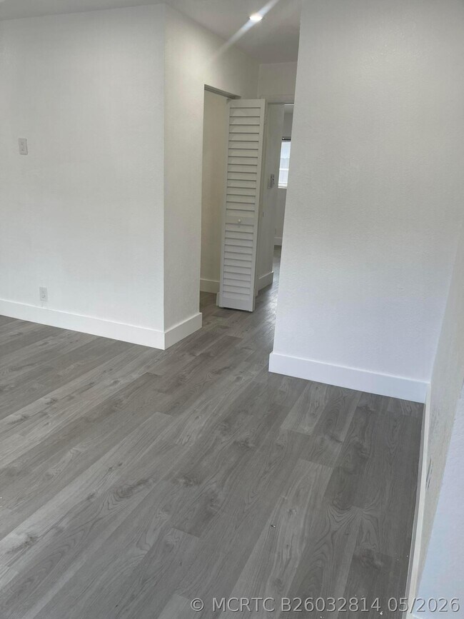 880 NW 8th Ave