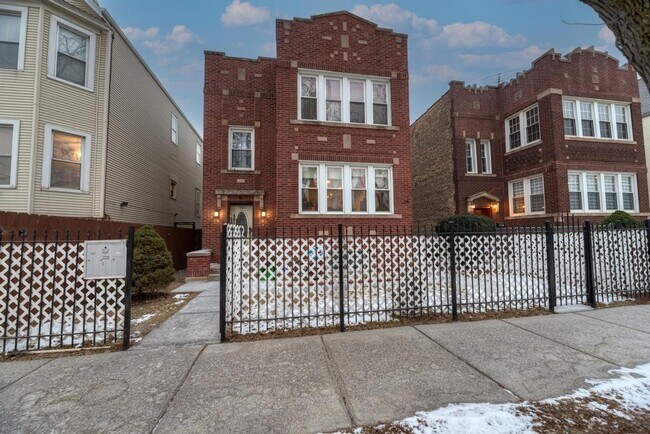 Photo - 1941 N Harding Ave Unidad 1