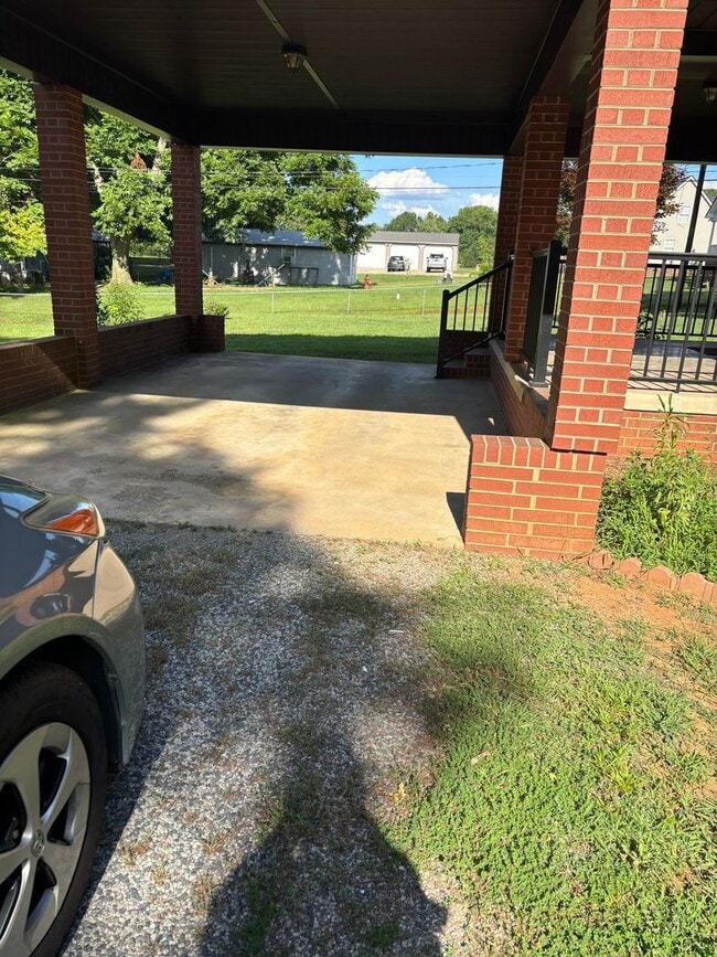 Building Photo - 2 Bedroom 1 Bath Convenient to I-85 Rental
