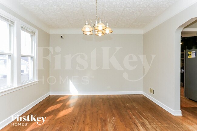 8106 S Maplewood Ave