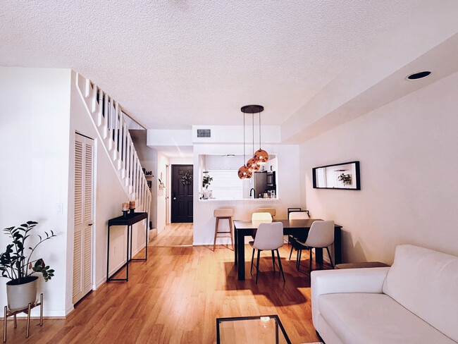 Building Photo - 1018 Woodshire Ln Unit A202