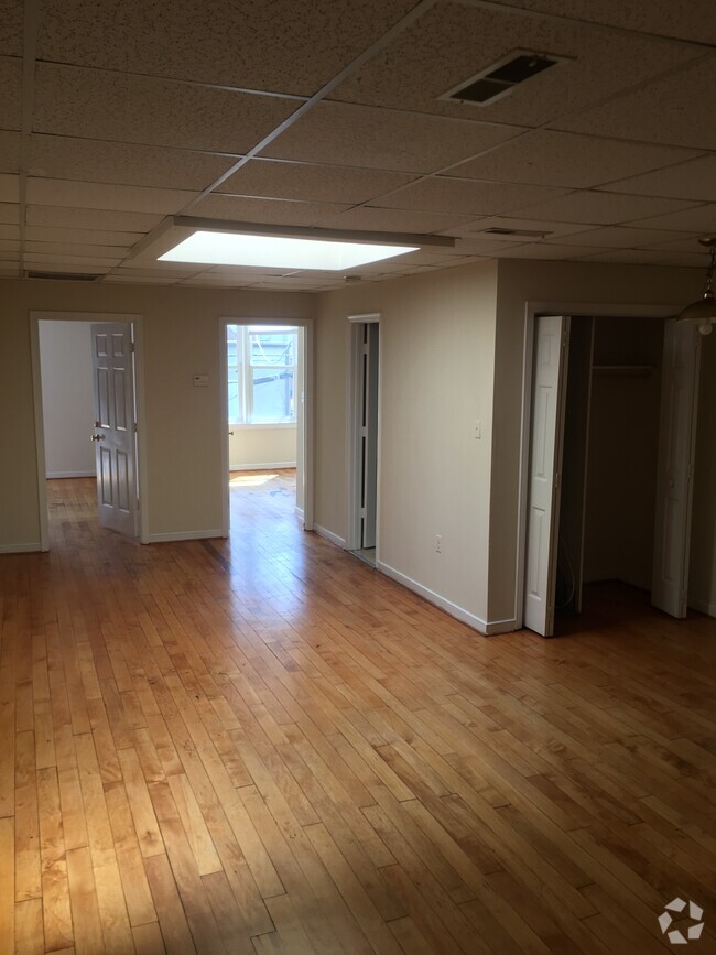 Building Photo - 815 W Broad St Rental