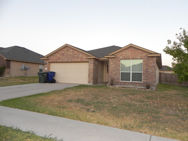 Building Photo - 3 bed 2 bath in Desirable Location coming soon!!