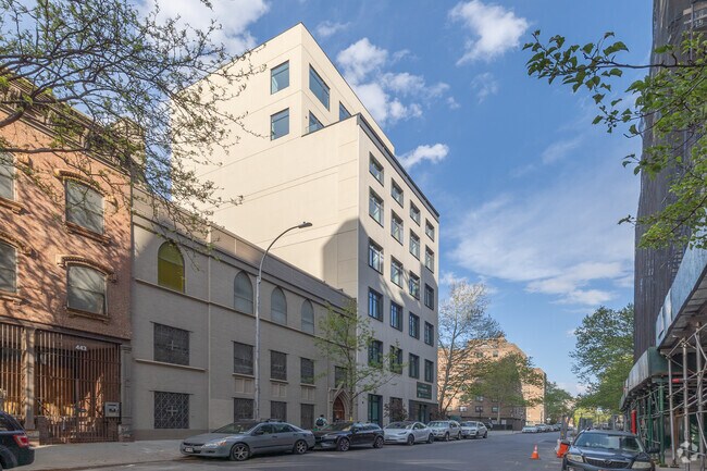 Photo - 435 W 19th St