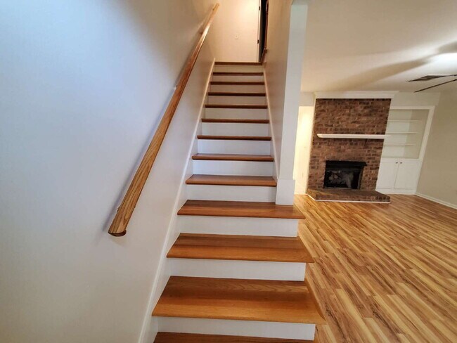 Photo - "Charming 2-Bed Townhouse Retreat with Modern Comforts in Hendersonville!"