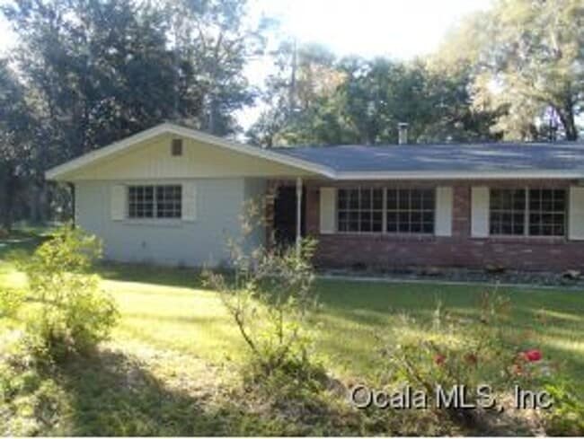 Building Photo - PRIVATE, 3 BEDROOM 2 BATH, 2 CAR GARAGE, W... Rental