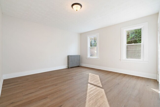 Photo - MOVE IN SPECIAL! SCORE HALF OFF 1ST MONTH'...