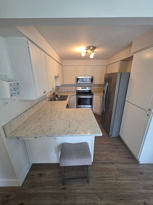 Building Photo - Spacious 4 bedroom 3 bathroom townhouse!