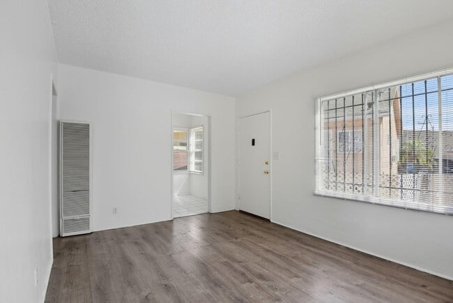 Photo - 103 E Tamarack Ave