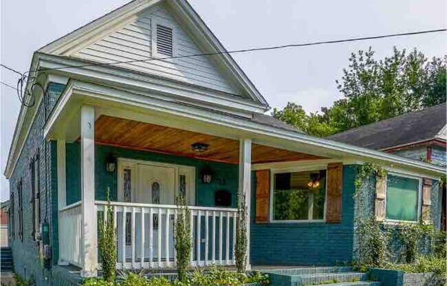 Building Photo - 23 E Brainerd St Rental