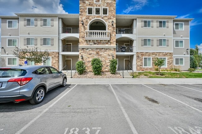 Building Photo - 1843 N Crest Rd Rental