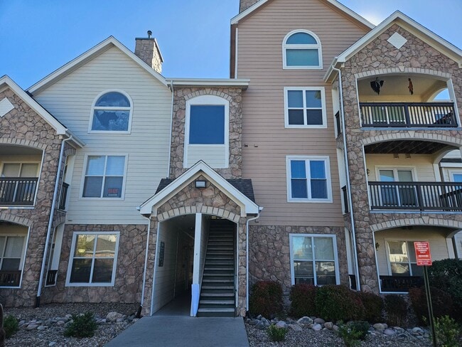 Building Photo - 2 bed 1.5 bath 2nd floor Condo.