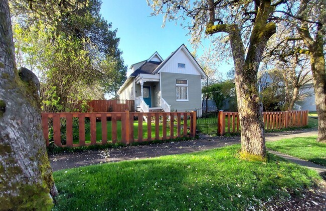Vintage Three Bedroom Home! - Vintage Three Bedroom Home!