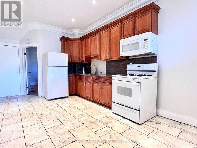 Photo - 1149 Dufferin St