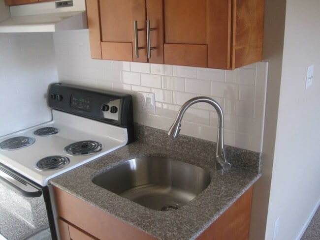 Kitchen - 1300 Catherine St Unit 10