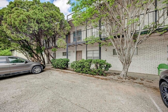 Building Photo - CENTURY 204