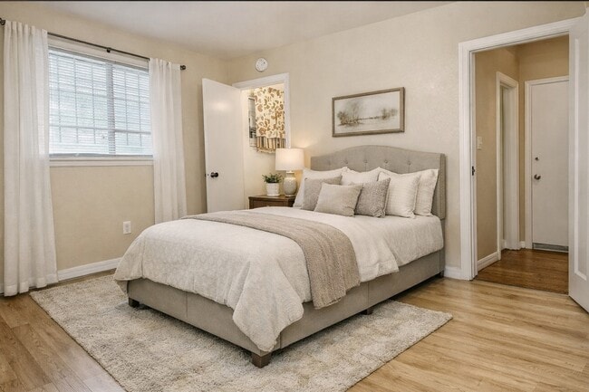 Photo - 10818 Long Gate Dr