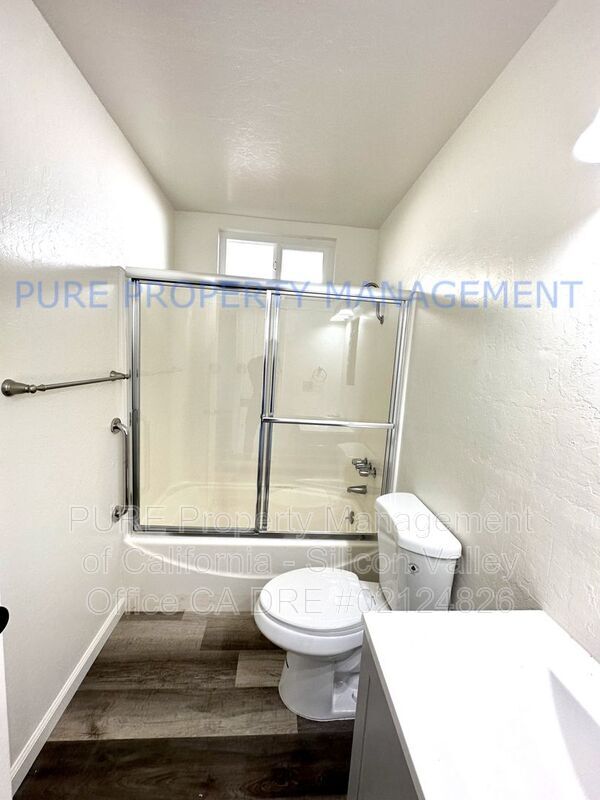 Photo - 555 Bridge St