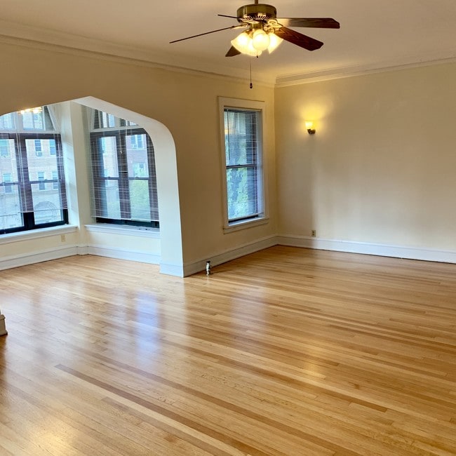 Building Photo - 5859 N Kenmore Ave Unit 2S