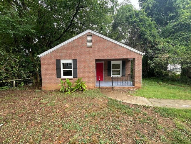 Building Photo - Renovated 2 bedroom 1 bathroom house with office/bonus room!