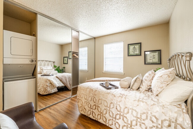 1BR, 1BA - 480SF - Bedroom