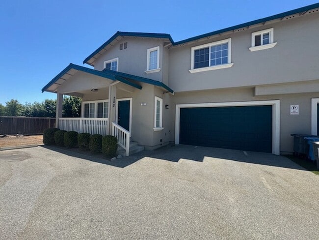 Building Photo - Newly Remodeled and Spacious 4 Bedroom Tow... Rental