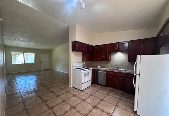 Building Photo - 4150 N Fremont Ave Unit BU4150-B Rental