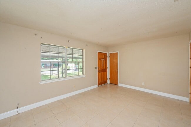 Photo - 421 Quebec Ave