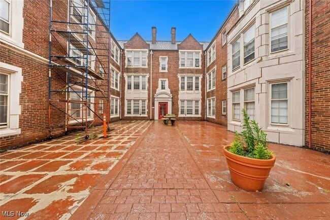 Building Photo - 15610 Van Aken Blvd Unit 5