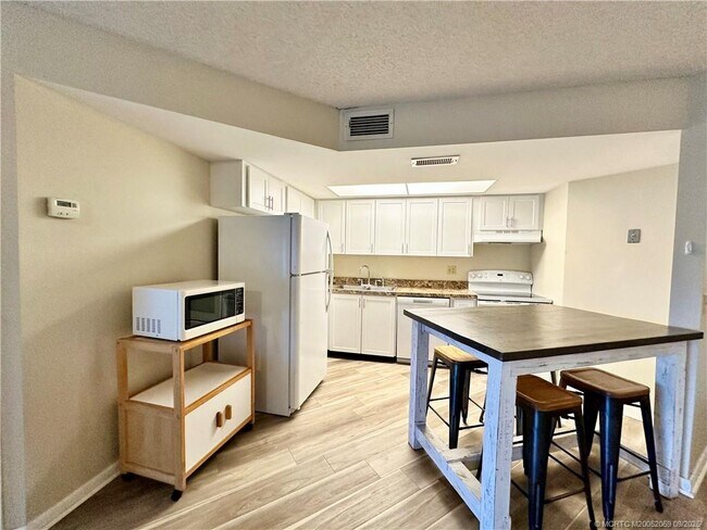 Photo - 2041 NE Collins Cir Unit 5-1