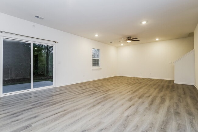 Photo - 221 Paisley Wy