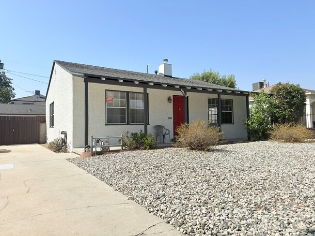 Building Photo - Bright and Spacious Two-Bedroom in Sun Valley Rental