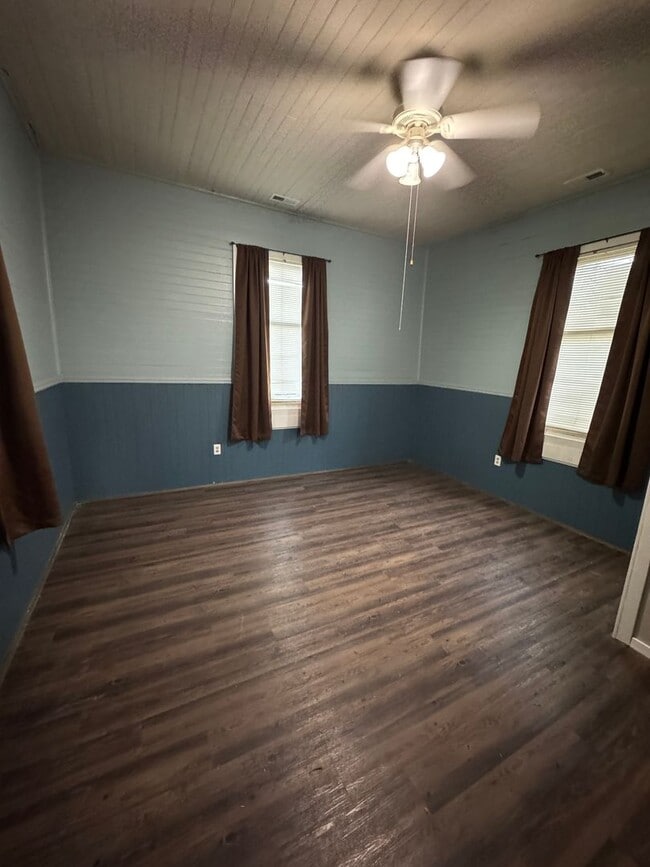 Photo - 516 Mountain St NW