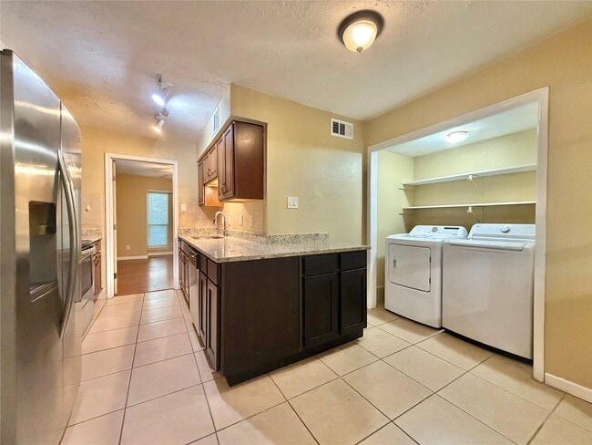Building Photo - 5800 Lumberdale Rd Unit 86