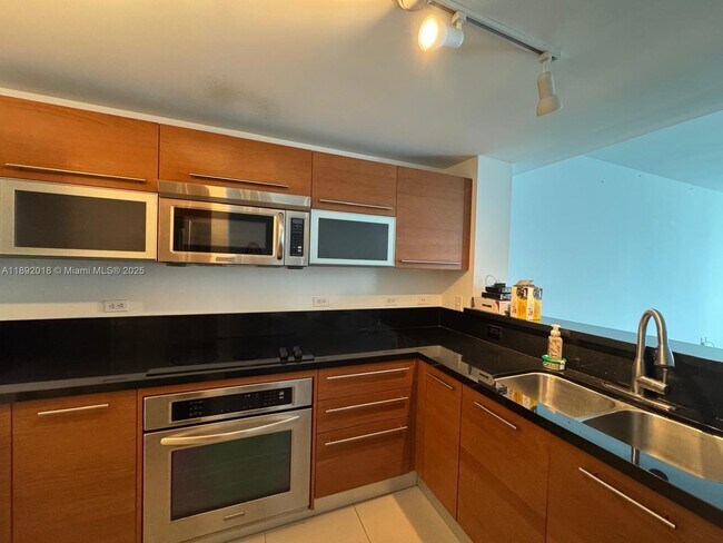 Photo - 253 NE 2nd St Unidad 2806