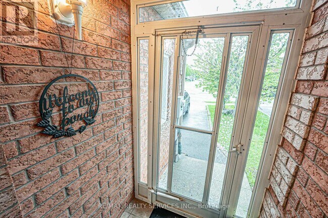 Photo - 125 Lent Crescent