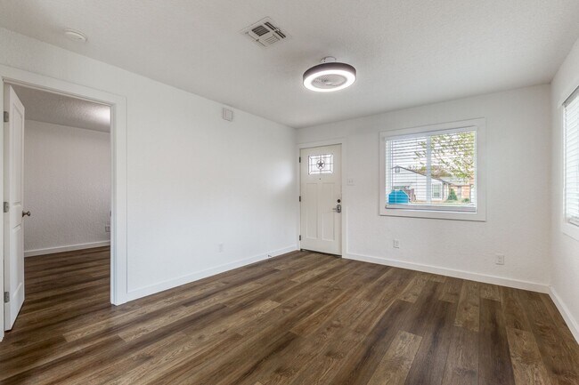 Building Photo - Charming 3-bedroom duplex nestled in the heart of the Great Northwest