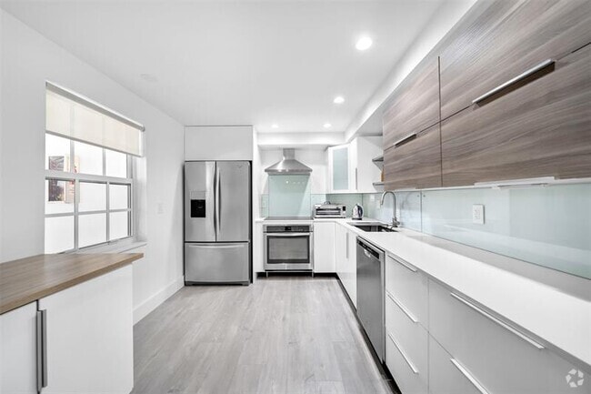 Building Photo - 3611 Oaks Clubhouse Dr Unit 203